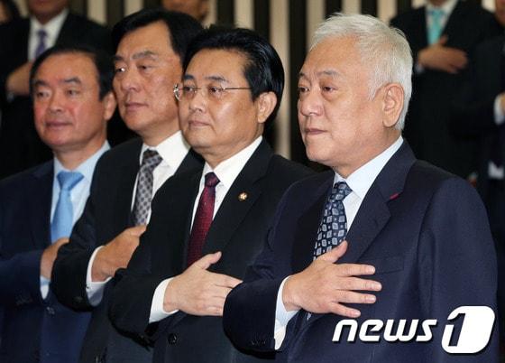 본문 이미지 - 민주당 김한길 대표와 전병헌 원내대표를 비롯한 당 지도부들이 7일 오전 서울 여의도 국회에서 열린 의원총회에서 국민의례를 하고 있다.김 대표는 이 자리에서 