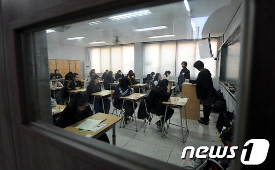 본문 이미지 - 2014년도 수학능력시험날인 7일 오전 한 고등학교에서 고3 수험생들이 답안지 작성을 하고 있다.  News1   김용빈 기자