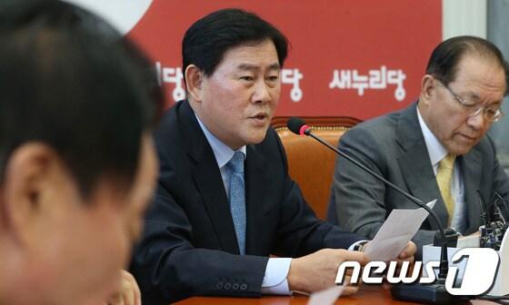 본문 이미지 - 최경환 새누리당 원내대표가 7일 서울 여의도 국회에서 열린 최고위원회의에서 발언을 하고 있다. 최 원내대표는 이날 회의에서 2007년 남북정상회담 대화록 폐기 의혹 사건 수사 참고인으로 문재인 민주당 의원이 전날 검찰에 출두한 것과 관련, 