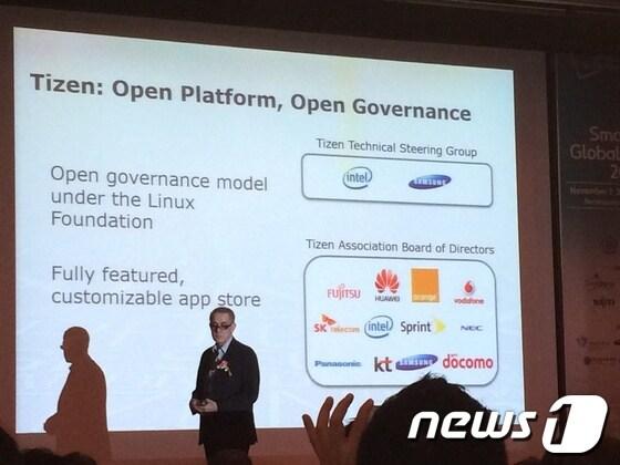 본문 이미지 - 이마드 소소 인텔 부사장이 7일 서울 역삼동 르네상스서울호텔에서 열린 스마트TV글로벌서밋2013에서 기조연설을 하고 있다.© News1   서