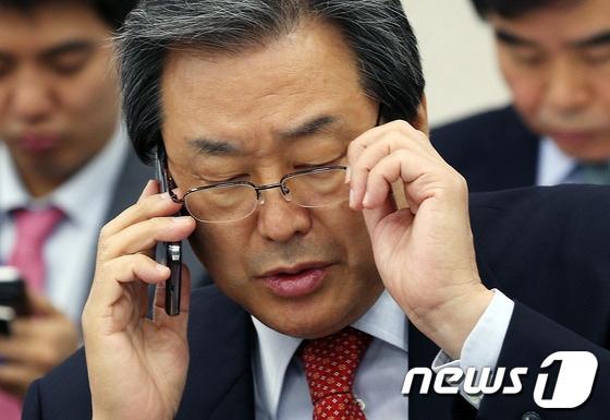 본문 이미지 - 김무성 새누리당 의원이 7일 오전 서울 여의도 국회에서 열린 국토교통위원회 전체회의에서 누군가와 통화를 하고 있다. 2013.11.7/뉴스1 © News1   허경 기자