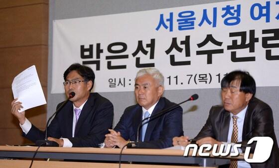 본문 이미지 - 김준수 서울시체육회 사무처장(왼쪽)이 7일 오전 서울 중랑구 서울시체육회에서 박은선(27, 서울시청) 성별 논란에 대한 공식 입장을 발표 후 6개구단의 성별논란 안건을 공개하고 있다. 앞서 박은선의 소속팀 서울시청을 제외한 6개 구단 감독들은 비공개 간담회를 갖고 박은선의 성별 논란을 제기하며 다음 시즌에 박은선을 WK리그 경기에 뛰지 못하도록 하자고 의견을 모은 것으로 알려져 파문이 일고 있다. 2013.11.7/뉴스1 © News1   이동원 기자