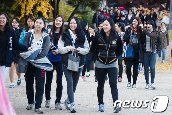 본문 이미지 - 2014학년도 대학수학능력시험일인 7일 오후 서울 중구 이화여자외국어고등학교에서 시험을 마치고 나온 수험생들이 밝은 표정으로 귀가하고 있다. 2013.11.7/뉴스1 © News1   유승관 기자