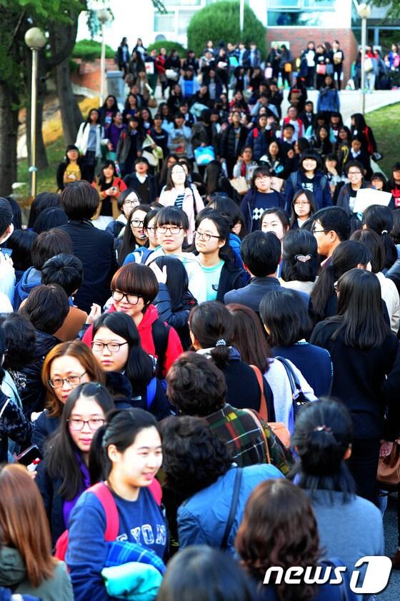 본문 이미지 - 2014학년도 대학수학능력시험일인 7일 오후 경북 포항시 유성여고에서 시험을 마친 수험생이 학생들이 부모님을 찾고 있다.2014.11.7/뉴스1 © News1   최창호 기자