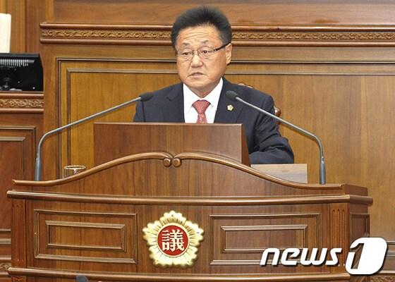 본문 이미지 - 7일 이문희 강원도의원이 제233회 1차 본회의에 앞서 5분 자유발언을 하고 있다. 2013.11.7/뉴스1 © News1 신효재 기자  