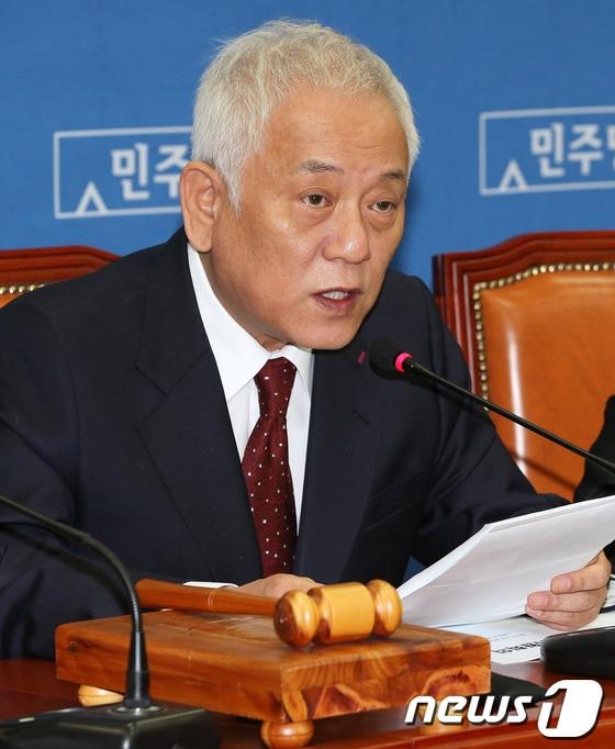 본문 이미지 - 민주당 김한길 대표가 8일 오전 서울 여의도 국회에서 열린 최고위원회의에서 모두발언을 하고 있다. 김 대표는 이 자리에서 