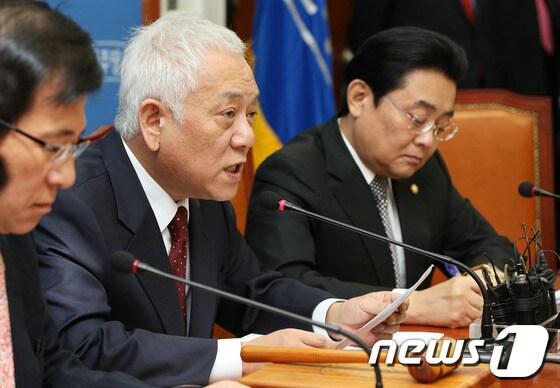 본문 이미지 - 민주당 김한길 대표가 8일 오전 서울 여의도 국회에서 열린 최고위원회의에서 모두발언을 하고 있다. 김 대표는 이 자리에서 