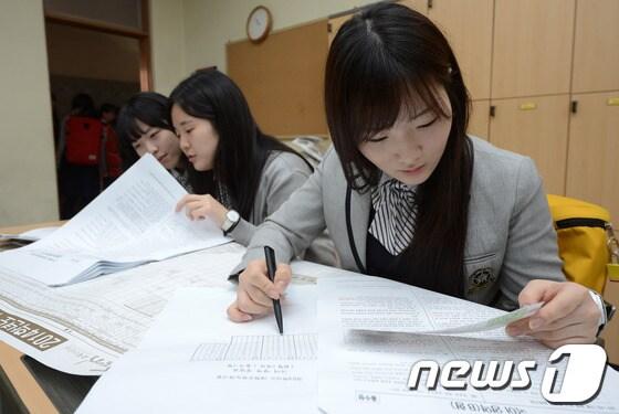 본문 이미지 - 2014학년도 대학수학능력시험을 마친 고3 수험생들이 가채점을 하고 있다. News1 손형주 기자