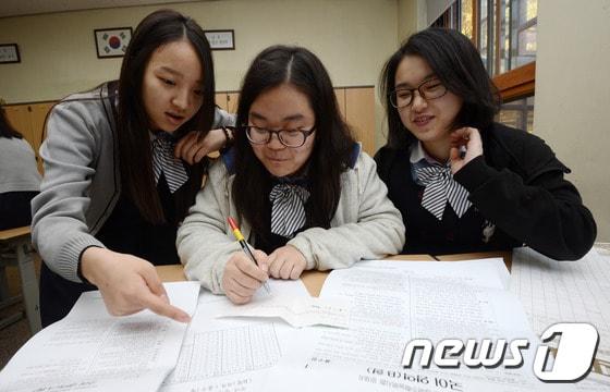 본문 이미지 - 2014학년도 대학수학능력시험을 마친 고3 수험생들이 가채점을 하고 있다. News1 손형주 기자