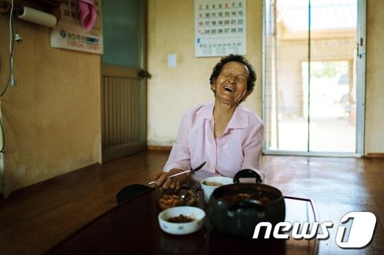 본문 이미지 - &#39;우리 어머니 글과 사진&#39;展에 전시된 황수동 作 &#39;어머니의 성찬&#39;. &#40;하나님의 교회 제공&#41; © News1  