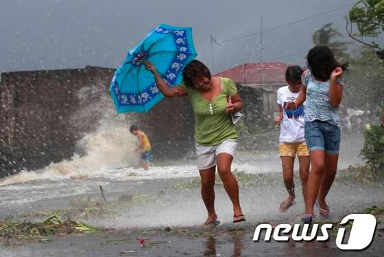 본문 이미지 - 지난 8일 태풍 &#39;하이옌&#39;을 피해 대피 중인 필리핀 주민들. 미국 합동태풍경보센터는 하이옌의 최고풍속이 사상 최고인 시속 379㎞에 이른다고 밝혔다.© Reuters=News1 이준규 기자