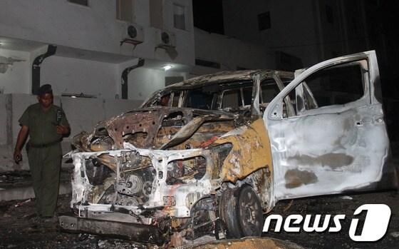 본문 이미지 - 8일(현지시간) 소말리아 수도 모가디슈의 마카 알 무카라마 호텔 인근에서 발생한 차량폭탄 테러 현장. 이번 테러로 압둘카디르 알리 덥 전 영국대사를 비롯해 4명이 숨졌다.© AFP=News1  