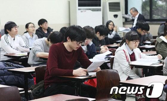 본문 이미지 - 지난해 11월 숭실대학교 수시모집에 지원한 수험생들이 논술시험을 준비하고 있다. / 뉴스1 © News1 