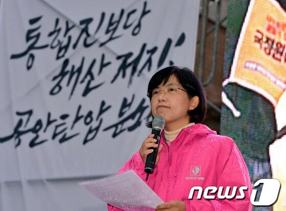 본문 이미지 - 이정희 통합진보당 대표가 9일 오후 서울역 광장에서 열린 &#39;민주파괴 박근혜OUT 민주찾기 토요행진&#39;에 참석해 인사말을 하고 있다.2013.11.9/뉴스1 © News1   최영호 기자