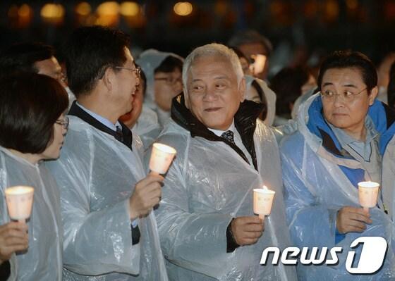 본문 이미지 - 9일 오후 서울시청광장에서 민주당 주최로 열린 국가기관 총체적 대선개입 규탄 및 국정원 개혁 9차 국민결의대회에서 김한길 민주당 대표를 비롯한 참석자들이 촛불을 들고 있다. 2013.11.9/뉴스1 © News1   손형주 기자