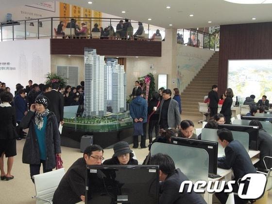 본문 이미지 - 모델하우스에서 상담을 받고 있는 내방객들. 신혼부부나 맞벌이 부부 등 실거주를 원하는 고객들이 대부분이었다/사진=임해중 기자© News1 