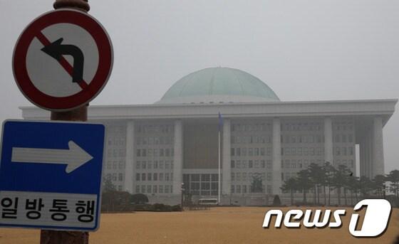 본문 이미지 - 여야가 극단적으로 대치하면서 올해 정기국회가 시작된 뒤 석달 동안 국회가 단 한건의 법안도 통과시키지 못하는 등 역대 최악의 성정표를 보인 1일 서울 여의도 국회의사당 앞의 다른 통행 신호가 여야 대치 정국을 보여주는 듯 하다.19대 첫 정기국회였던 지난해에는 9∼11월 3개월간 119건의 법안이 통과됐으며 18대 국회 마지막 해인 2011년 정기국회에서는 같은 기간 55건의 법안이 통과됐다. 올해 법안처리 실적이 전무한 까닭은 여야의 강대강 대치로 국회가 제대로 가동되지 못했고, '정쟁의 장'이 됐음에도 이를 풀어내는 정치력이 부재했기 때문이라는 분석이 지배적이다. 2013.12.1/뉴스1 © News1 송원영 기자