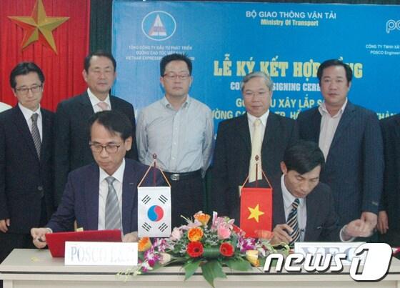 본문 이미지 - 지난 11월 29일 베트남 도로공사 사옥에서 열린 호치민-저우자이 고속도로공사 5공구 건설공사 계약식에서 박시성 포스코건설 동남아 사업단장(좌측)과 쩐 꾸옥 비엩(Tran Quoc Viet) 베트남 도로공사 회장이 계약서에 서명을 하고 있다. /사진 제공=포스코건설© News1 