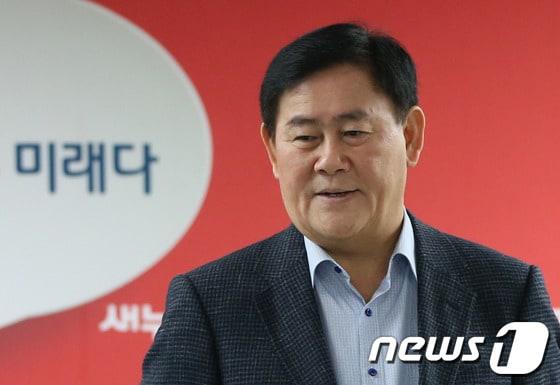 본문 이미지 - 최경환 새누리당 원내대표가 1일 서울 여의도 당사에서 열린 기자 간담회에서 취재진의 질문에 답변하고 있다. 최 원내대표는 이날 새해 예산안 심의 지연과 관련, 