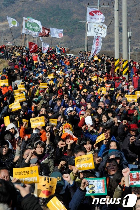 본문 이미지 - 1일 오전 경남 밀양시 산외면 보라마을에서 열린 기자회견에서 희망버스 참가자들과 송전탑 반대 주민들이 구호를 외치고 있다. 희망버스 참가자들은 기자회견을 끝으로 1박2일의 일정을 마무리하고 해산할 예정이다. 2013.12.1/뉴스1 © News1 전혜원 기자