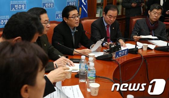 본문 이미지 - 전병헌 민주당 원내대표가 1일 오후 서울 여의도 국회에서 열린 2014 예산안 심사회의에서 모두 발언을 하고 있다.전 원내대표는 이날 회의에서 
