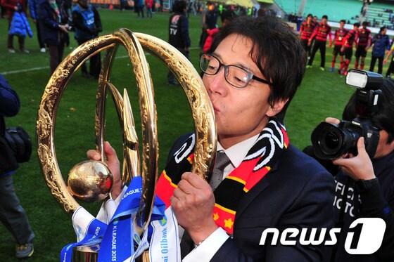 본문 이미지 - 지난 1일 울산 문수경기장에서 열린 '2013 프로축구 K리그 클래식'마지막 경기 울산 현대와 포항스틸러스의 경기 후반 추가시간 포항 김원일의 극적인 골로 우승을 거둔 황선홍 감독이 우승컵에 입을 마추고 있다.2013.12.1/뉴스1 © News1   최창호 기자