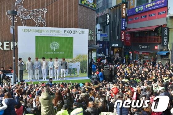 본문 이미지 - 1일 오후 서울 네이처리퍼블릭 명동월드점에서 열린 그룹 엑소&#40;EXO&#41;의 팬사인회에서 1만 여명에 달하는 팬들이 운집해 있다.&#40;네이처리퍼블릭 제공&#41; 2013.12.1/뉴스1 © News1 