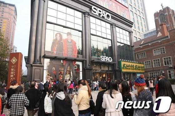 본문 이미지 - 이랜드 스파오 중국 상해 매장(사진제공=이랜드그룹)© News1  