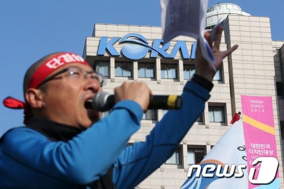 본문 이미지 - 10일 오전 서울 용산구 서계동 코레일 서울사옥 앞에서 열린 '수서발 KTX 신설법인 설립 의결에 반대 집회' 도중 코레일 측이 임시 이사회를 열고 수서발 KTX 법인 설립을 의결했다는 소식이 전해지자 김명환 전국철도노동조합 위원장이 삭발하고 규탄 발언을 하고 있다. © News1 한재호 기자