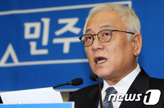 본문 이미지 - 민주당 김한길 대표가 10일 오후 서울 여의도 국회에서 열린 의원총회에서 발언을 하고 있다.김 대표는 이 자리에서 장하나·양승조 의원의 발언 파문과 관련, 