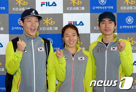 본문 이미지 - 2014 소치올림픽을 앞두고 열린 국제빙상경기연맹 월드컵 4차 대회에 출전하고 돌아온 모태범&#40;왼쪽부터&#41;, 이상화, 이승훈이 10일 오후 인천국제공항을 통해 귀국한 뒤 포즈를 취하고 있다. 2013.12.10/뉴스1 © News1   박지혜 기자