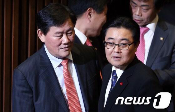 본문 이미지 - 새누리당 최경환 원내대표와 민주당 전병헌 원내대표가 10일 오후 서울 여의도 국회에서 열린 본회의에서 대화를 나누고 있다. 2013.12.10/뉴스1 © News1   허경 기자