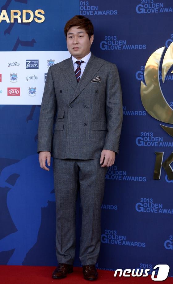 본문 이미지 - 두산 베어스의 양의지가 지난 10일 오후 서울 삼성동 코엑스 오디토리움에서 열린 ‘2013 한국야쿠르트 세븐 프로야구 골든글러브 시상식’에 참석해 포토월에서 포즈를 취하고 있다.  © News1   이동원 기자