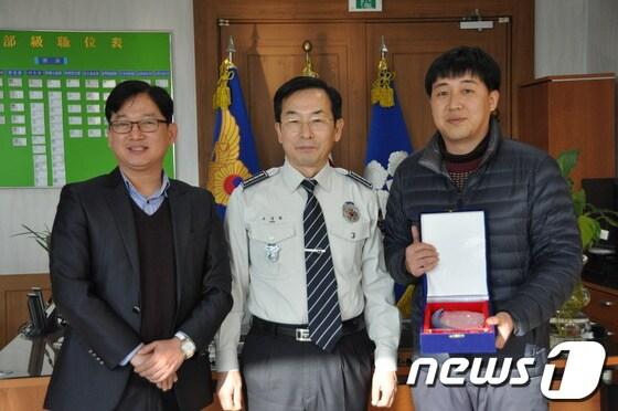 본문 이미지 - 왼쪽부터 이석민 회장, 조정필 서장, 백의형 지능팀장. © News1 