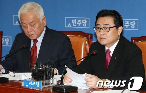 본문 이미지 - 민주당 전병헌 원내대표가 11일 오전 서울 여의도 국회에서 열린 최고위원회의에서 모두발언을 하고 있다. 2013.12.11/뉴스1 © News1 오대일 기자