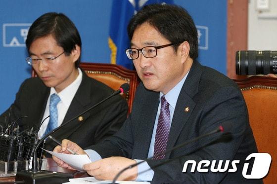 본문 이미지 - 민주당 우원식 최고위원이 11일 오전 서울 여의도 국회에서 열린 최고위원회의에서 모두발언을 하고 있다. 2013.12.11/뉴스1 © News1   오대일 기자