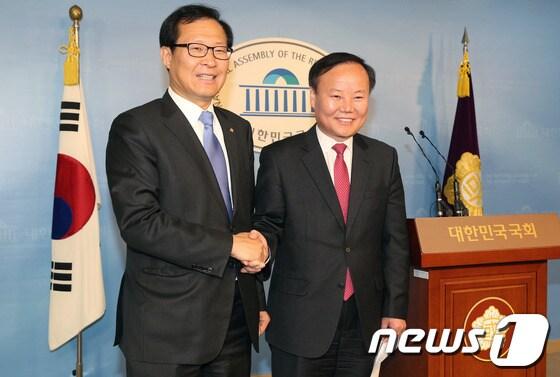 본문 이미지 - 국정원 개혁특위 김재원, 문병호 여야 간사가 11일 오전 국회 정론관에서 여야 합의사항을 발표한뒤 악수하고 있다.여야는 오는 12일 특위 전체회의를 열어 국정원 자체개혁안을 보고받기로 하는 등 7가지 합의사항을 발표했다. 2013.12.11/뉴스1 © News1 오대일 기자