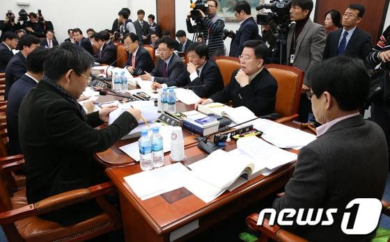 본문 이미지 - 이군현 국회 예결위 위원장과 여야 간사인 새누리당 김광림, 민주당 최재천 의원이 11일 서울 여의도 국회에서 열린 예산결산특별위원회 예산안 조정소위원회에서 논의를 하고 있다.이날 예결위는 전날에 이어 예산안 조정소위원회(옛 계수조정소위)를 열고 각 부처별 새해 예산안에 대한 감액 심사를 진행한다. 2013.12.11/뉴스1 © News1 송원영 기자