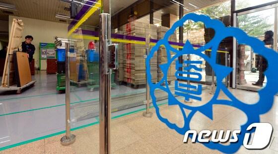 본문 이미지 - 11일 오후 경기 과천시 중앙동 정부과천청사 내 산업통상자원부에서 이사업체 직원들이 세종청사로 옮기는 물품을 차량으로 옮기고 있다. 정부는 오는 13일부터 2단계 6개 중앙행정기관을 세종시로 이전한다. 이번에 세종시로 옮겨 오는 기관은 교육부, 문화체육관광부, 산업통상자원부, 보건복지부, 고용노동부, 보훈처와 10개 소속기관이며, 공무원의 수는 4888명이다. 2013.12.11/뉴스1 © News1 최영호 기자