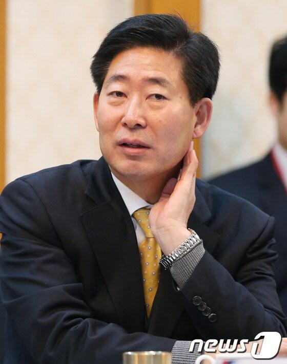 본문 이미지 - 양승조 민주당 최고위원이 12일 오전 서울 여의도 국회 귀빈식당에서 열린 '불합리한 선거구 확정 관련 여·야 충청권 국회의원 간담회'에서 생각에 잠겨 있다. 2013.12.12/뉴스1 © News1   송원영 기자