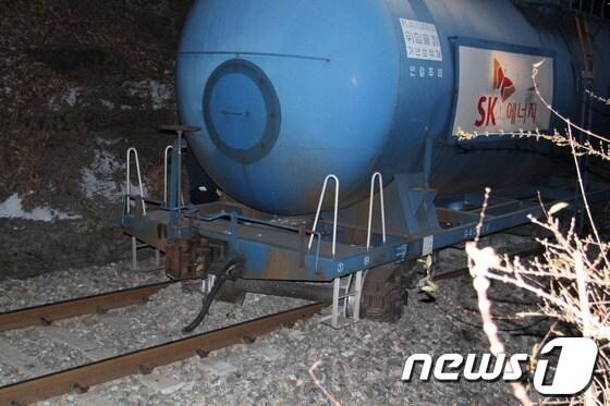 본문 이미지 - 12일 0시55분께 중앙선 청량리 기점 상행선 291.8km 지점인 경북 의성군 비봉역~탑리역에서 제3350호 화물열차의 19량 중 12번째 열차가 탈선하는 사고가 발생했다.(사진제공=의성소방서)2013.12.12/뉴스1 © News1 피재윤 