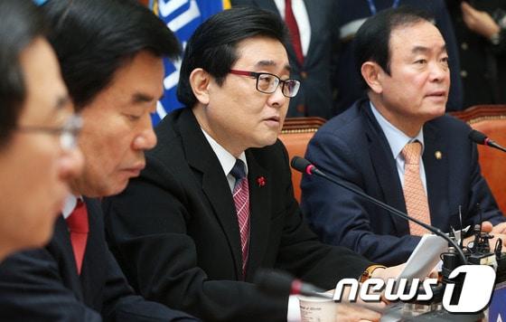 본문 이미지 - 민주당 전병헌 원내대표가 12일 오전 서울 여의도 국회에서 열린 고위정책-약속살리기 연석회의에서 모두발언을 하고 있다. 2013.12.12/뉴스1 © News1 오대일 기자