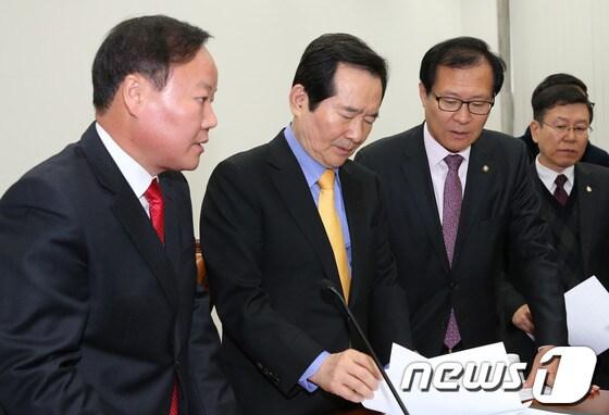 본문 이미지 - 정세균 국회 국정원 개혁특위 위원장과 여야 간사인 새누리당 김재원, 민주당 문병호 의원이 12일 서울 여의도 국회에서 열린 국가정보원 개혁 특별위원회 전체회의에서 논의를 하고 있다.이날 회의에서 남재준 국정원장은 국정원의 자체 개혁안을 보고할 예정이다. 2013.12.12/뉴스1 © News1 송원영 기자