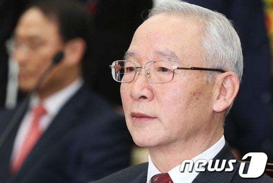 본문 이미지 - 남재준 국가정보원장이 지난해 12월2일 여의도 국회에서 열린 국가정보원 등 국가기관의 정치적 중립성 강화를 위한 제도개선특별위원회(국정원개혁특위) 첫 전체회의에 출석해 생각에 잠겨 있다. 2013.12.12/뉴스1 © News1 오대일 기자