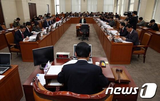 본문 이미지 - 서울 여의도 국회에서 열린 안전행정위원회 전체회의에서 김태환 위원장과 여야 의원들이 안건을 심의하고 있다. 2013.12.12/뉴스1 © News1   허경 기자