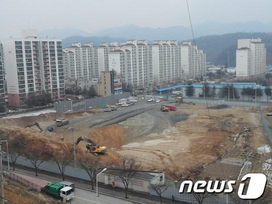 본문 이미지 - 36층규모의 아파트가 들어서는제천시 장락동 현장인근에는 대규모 아파트단지가 들어서 있어 일조권 침해가 우려되고 있다.© News1 