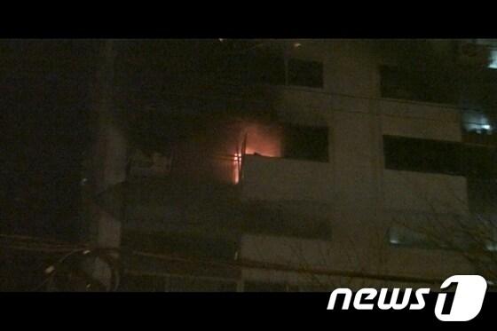 본문 이미지 - 11일 밤 불이 나 30대 엄마와 세자녀의 목숨을 앗아간 화재 현장. <부산소방본부 제공>© News1 