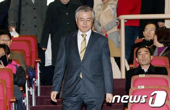 본문 이미지 - 문재인 민주당 의원이 12일 오후 서울 여의도 국회 의원회관에서 열린 한정애 의원의 &#39;하얀 봉투&#39; 출판기념회에 참석하고 있다. 2013.12.12/뉴스1 © News1   오대일 기자