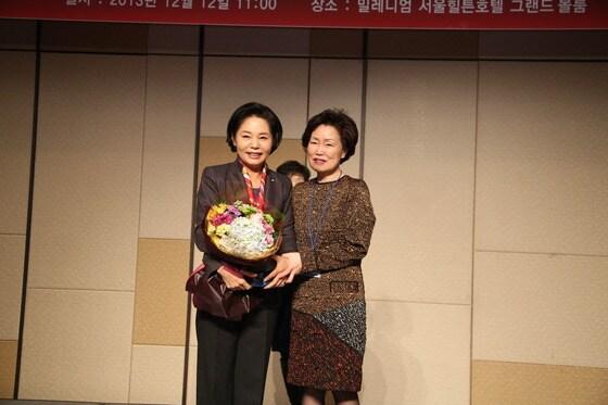 본문 이미지 - 12일 밀레니엄서울힐튼호텔에서 열린 숙명여대 제28대 총동문회 2013년 송년 이사회에서 류지영 새누리당 의원(왼쪽)이 '올해의 숙명인상'에 선정된 뒤 정순옥 총동문회장과 기념사진을 찍고 있다.(숙명여대 제공) © News1 