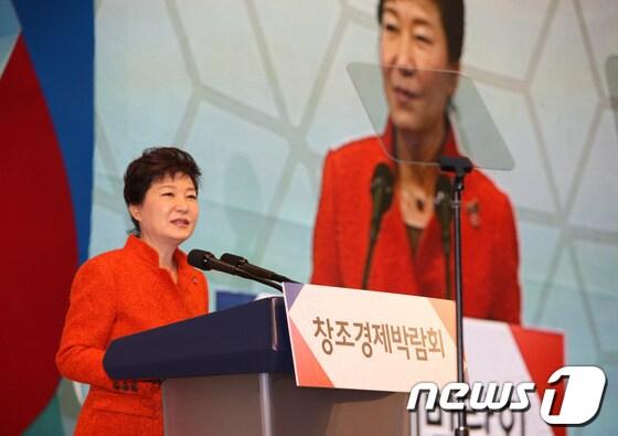 본문 이미지 - 박근혜 대통령이 12일 오전 서울 강남구 삼성동 코엑스에서 열린 '창조경제박람회 개막식'에 참석해 축사를 하고 있다. (미래창조과학부 제공) 2013.12.12/뉴스1 © News1   